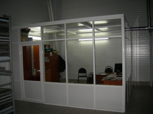 Офисная перегородка с потолочным перекрытием из сотового поликарбоната          